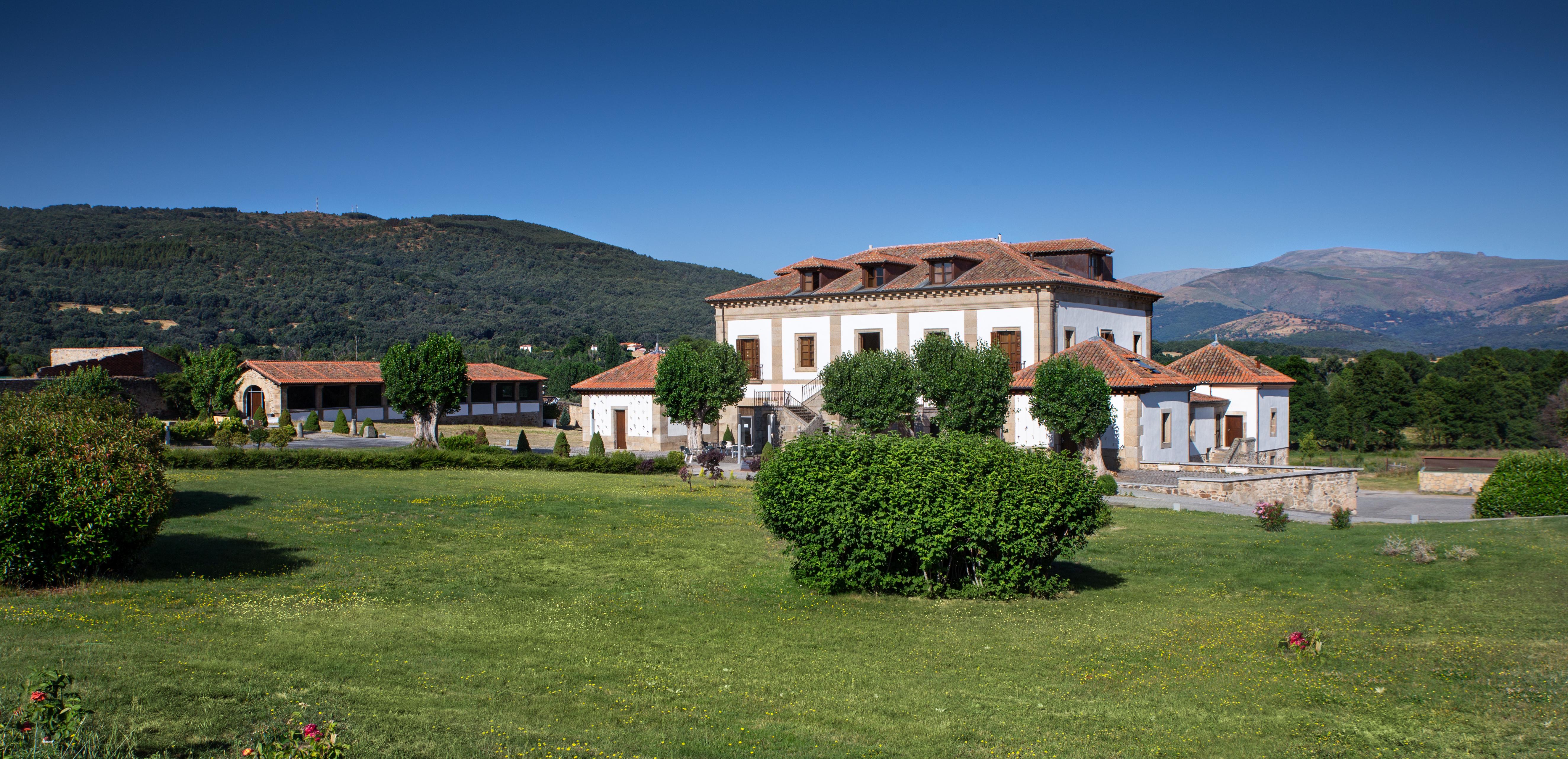 Отель Izan Puerta De Gredos Эль-Барко-де-Авила Экстерьер фото