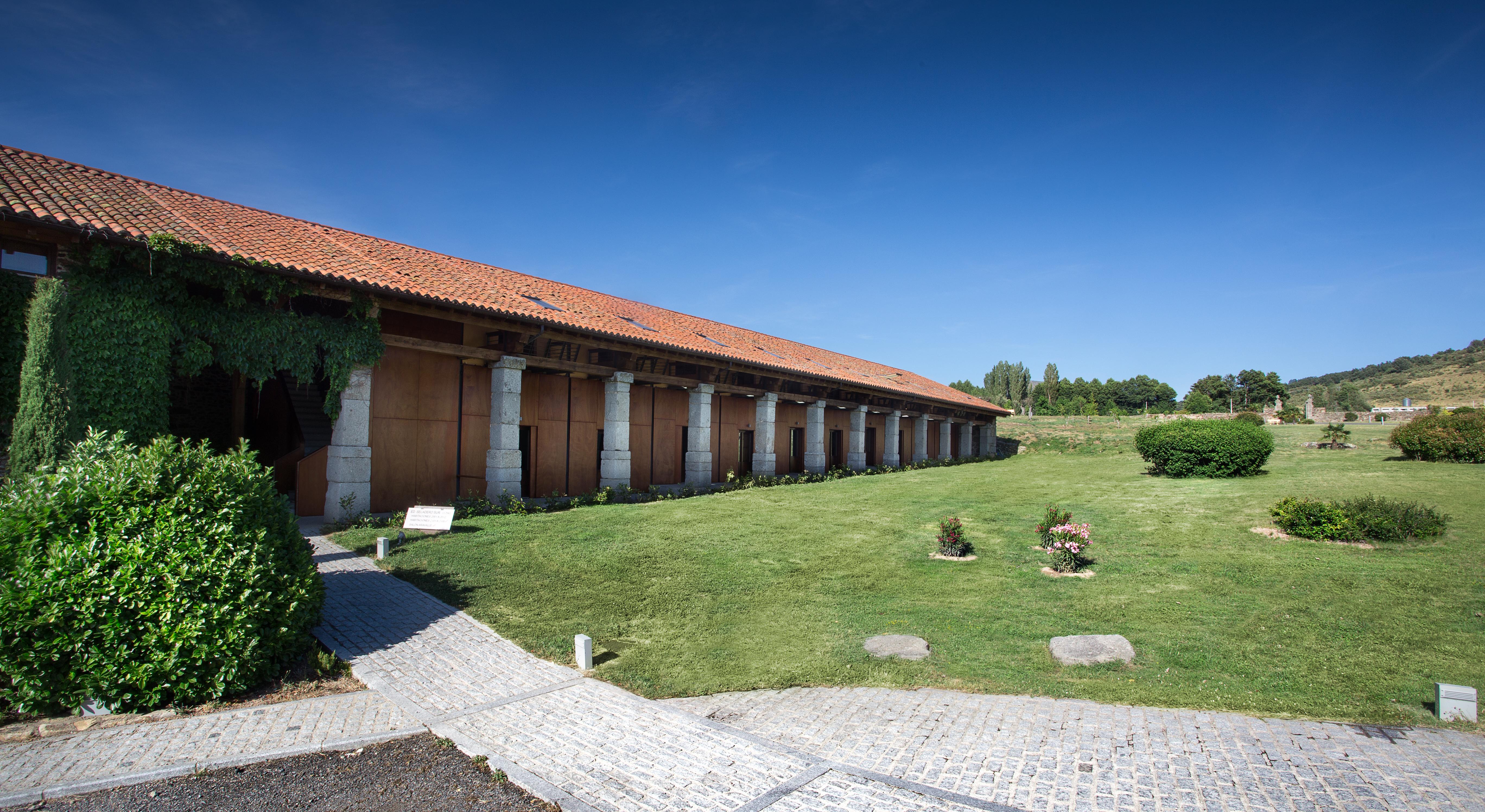 Отель Izan Puerta De Gredos Эль-Барко-де-Авила Экстерьер фото