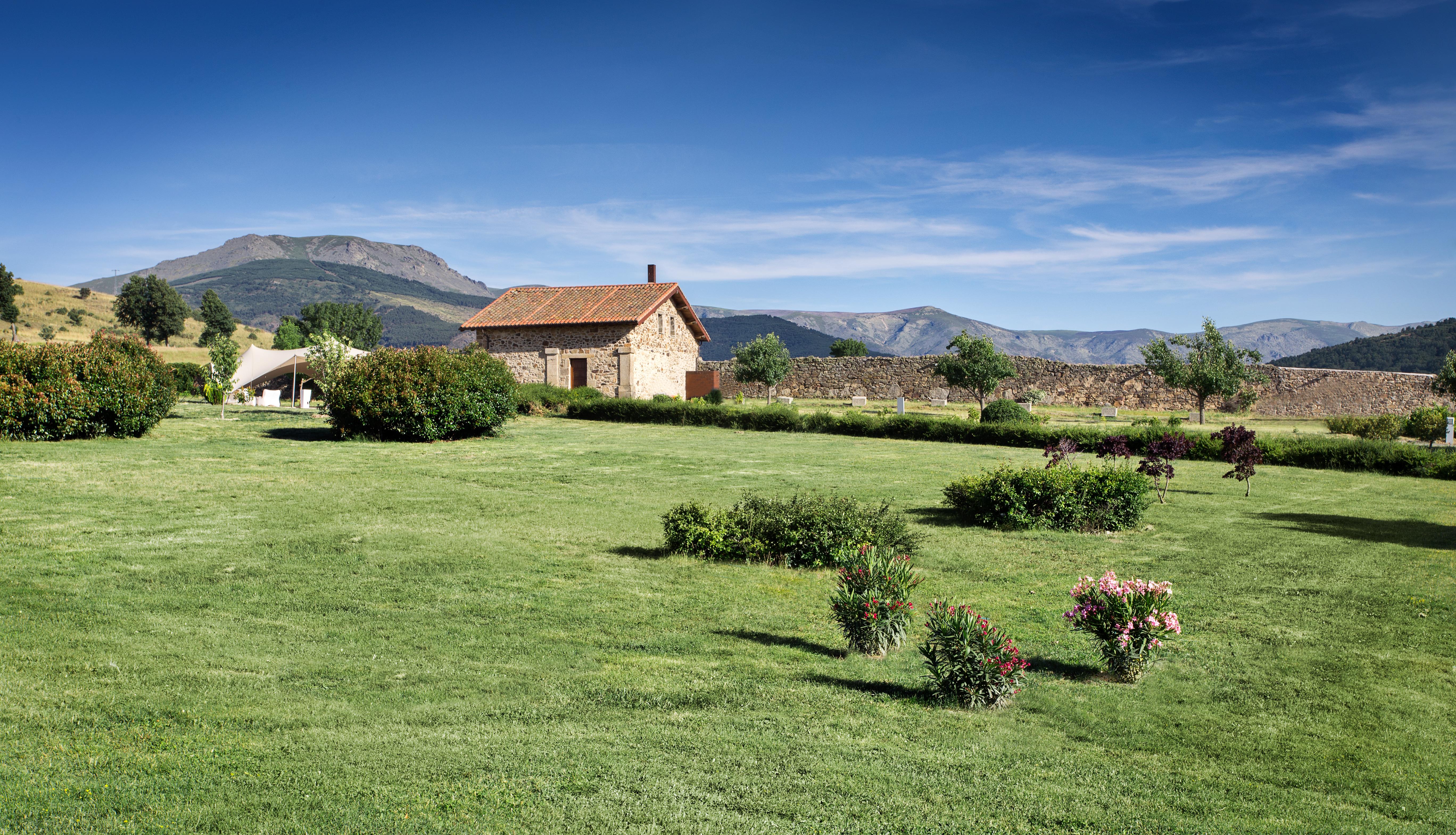 Отель Izan Puerta De Gredos Эль-Барко-де-Авила Экстерьер фото