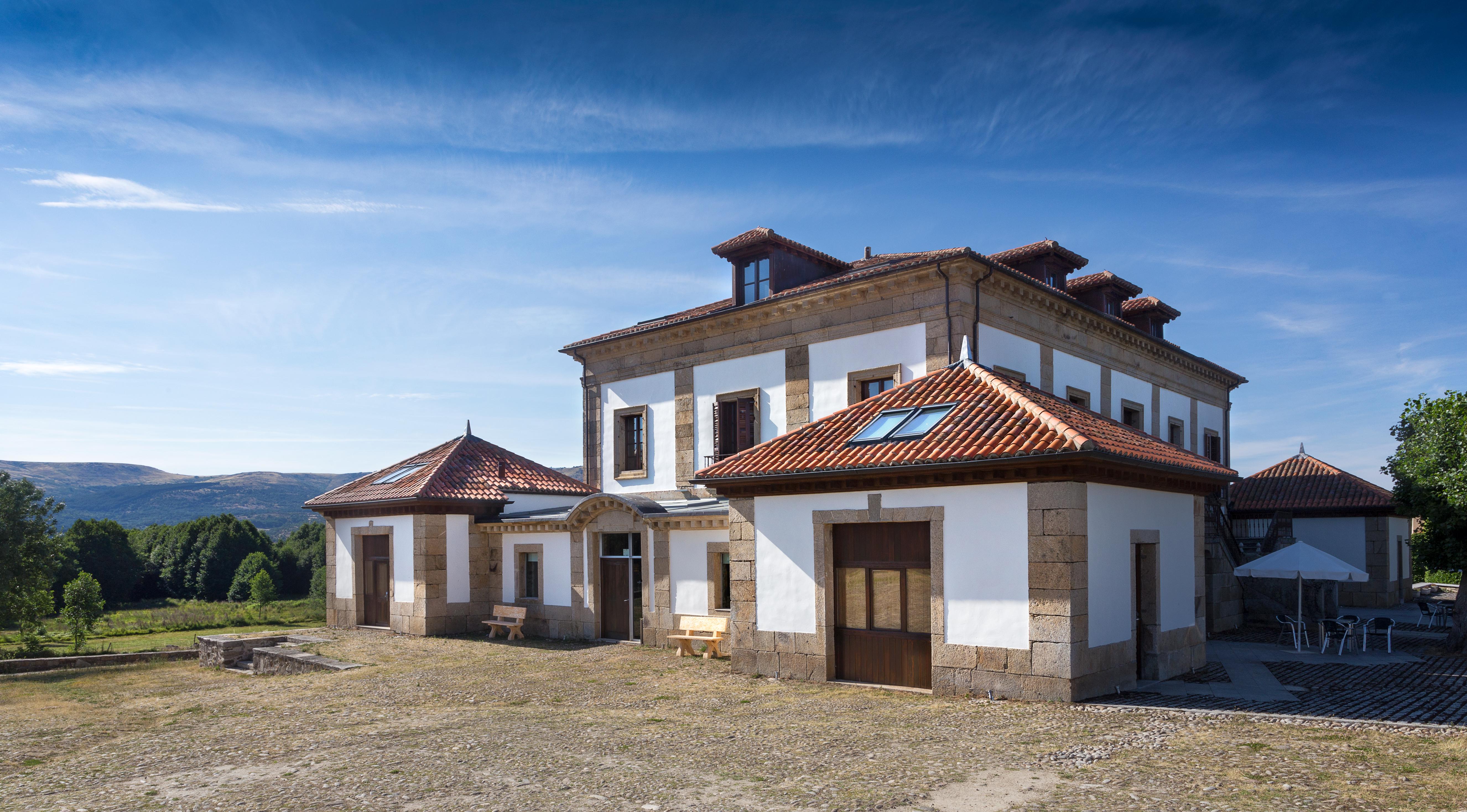 Отель Izan Puerta De Gredos Эль-Барко-де-Авила Экстерьер фото